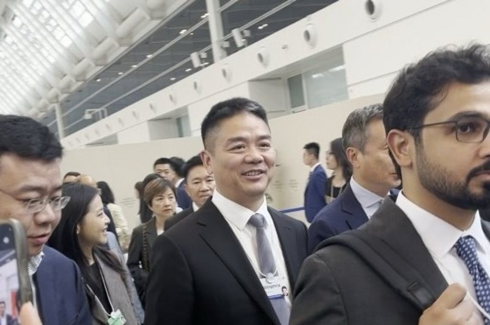 刘强东现身苏超支持宿迁队