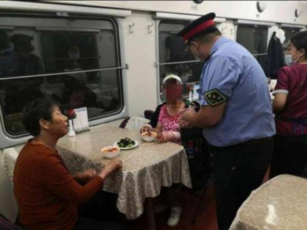 乘客在火车餐车吃自带泡面被赶乘客在火车餐车吃自带泡面被赶事件，探讨与反思