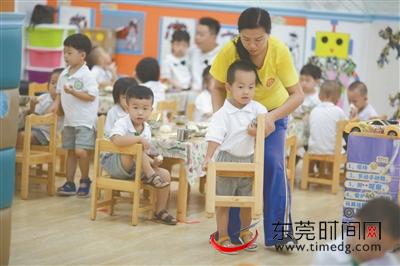 幼儿园开学首日 萌娃与爷爷难舍难分幼儿园开学首日，萌娃与爷爷的深情告别