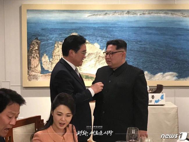 韩国会议长在北京与金正恩握手金正恩访华之际，韩国会议长在北京与朝鲜领导人握手，两国关系迈入新纪元